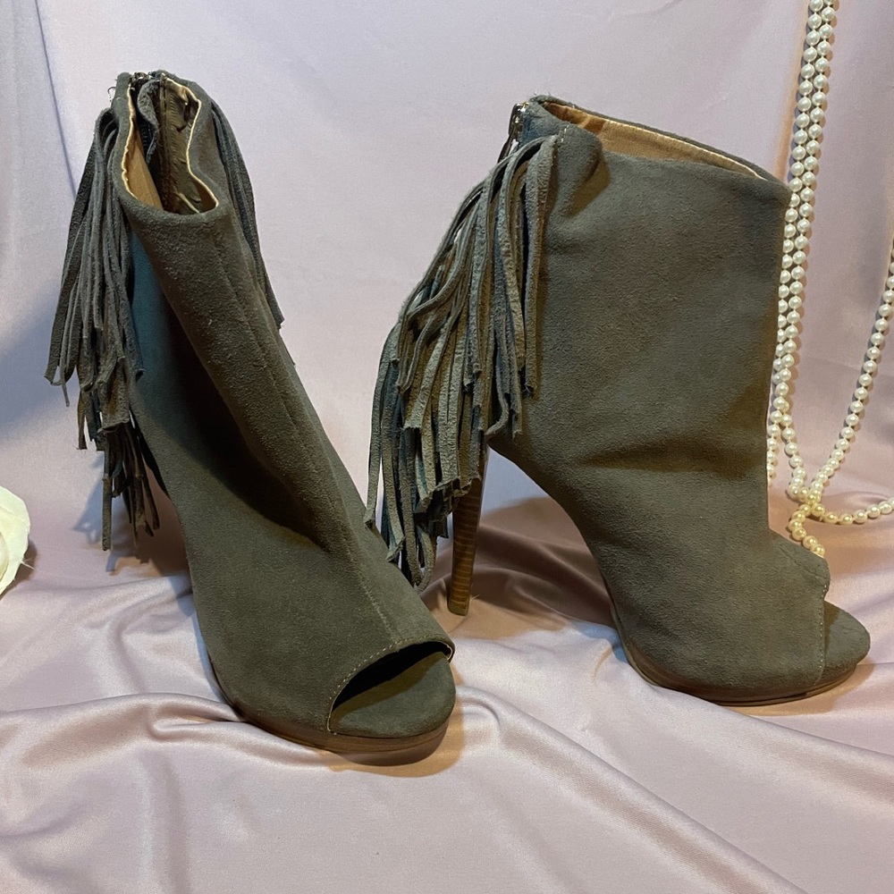 NAUGHTY MONKEY HEEL.